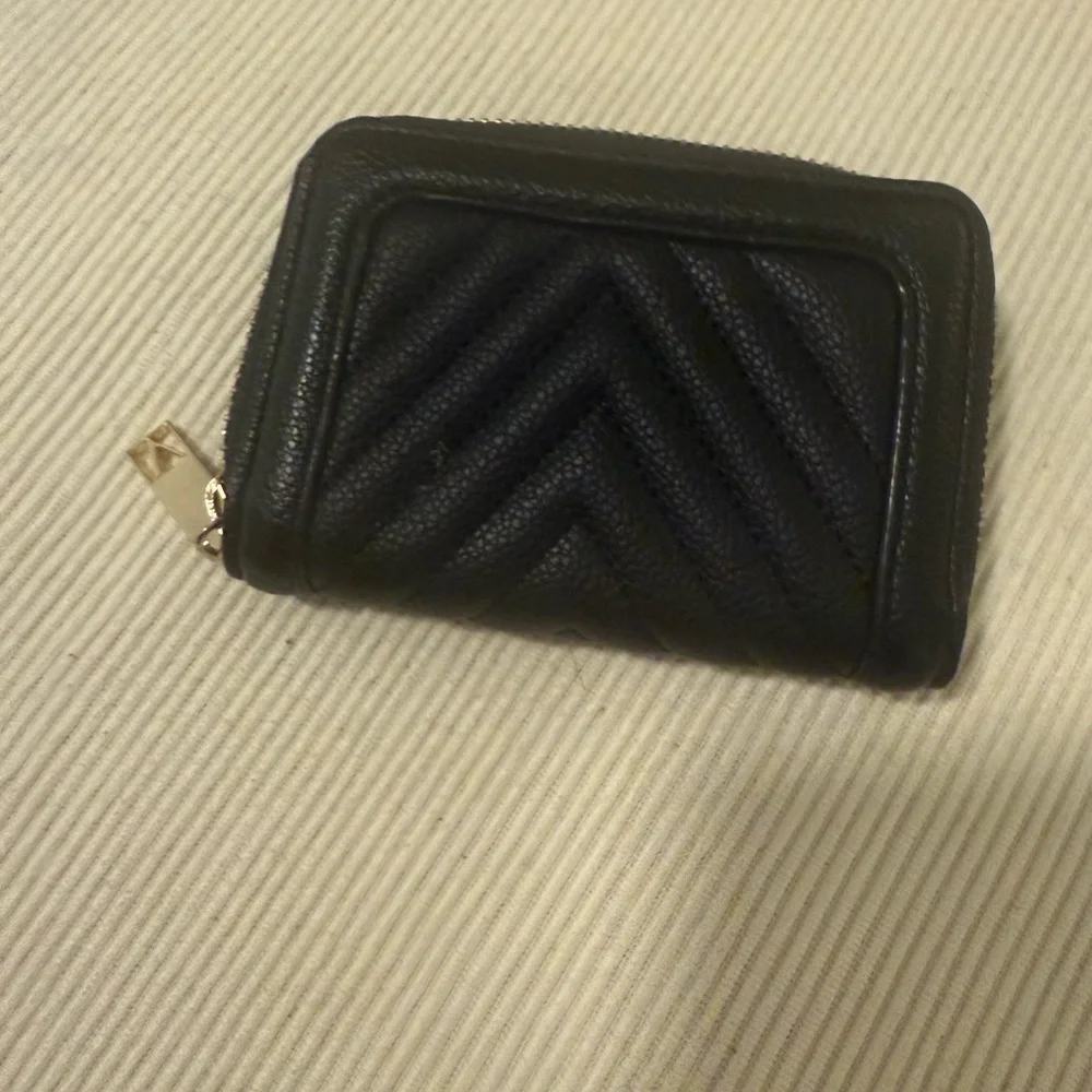 Victoria’s Secret Quilted Black Zip Wallet Mini Card Holder Logo Accent - Picture 2 of 6